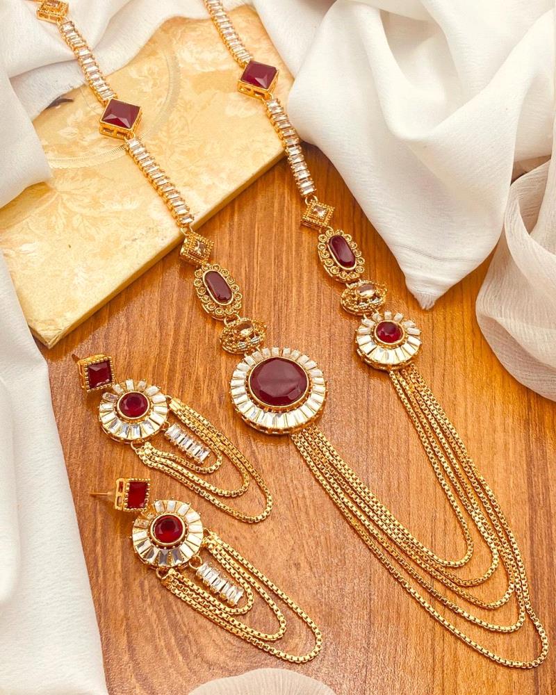 Beautiful Gold Plated Jewellery Set With Long Necklace and Earrings

Price: Rs.1950/-