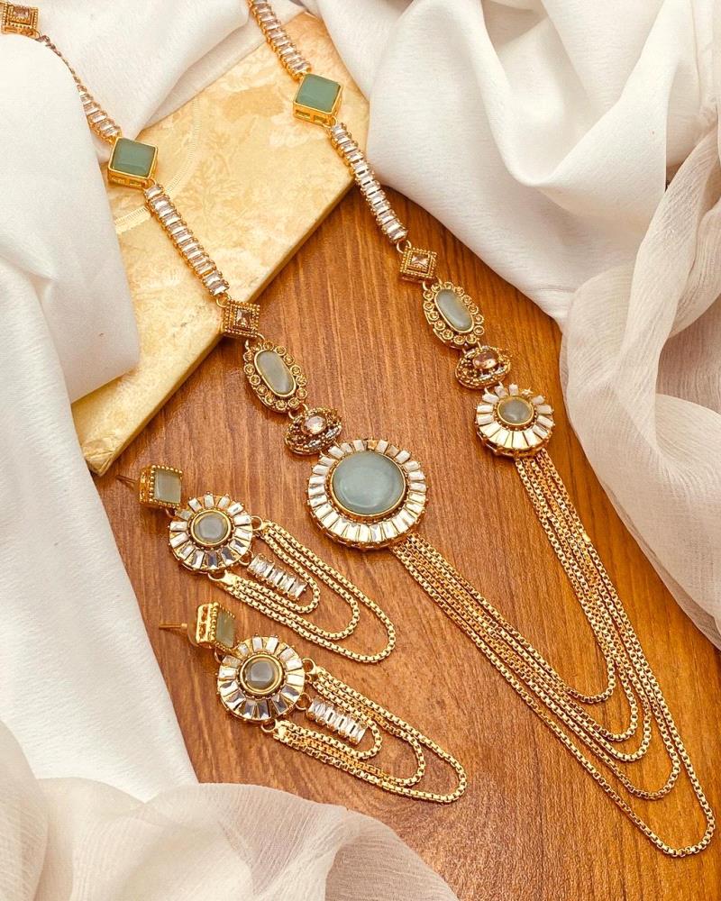 Beautiful Gold Plated Jewellery Set With Long Necklace and Earrings

Price: Rs.1950/-