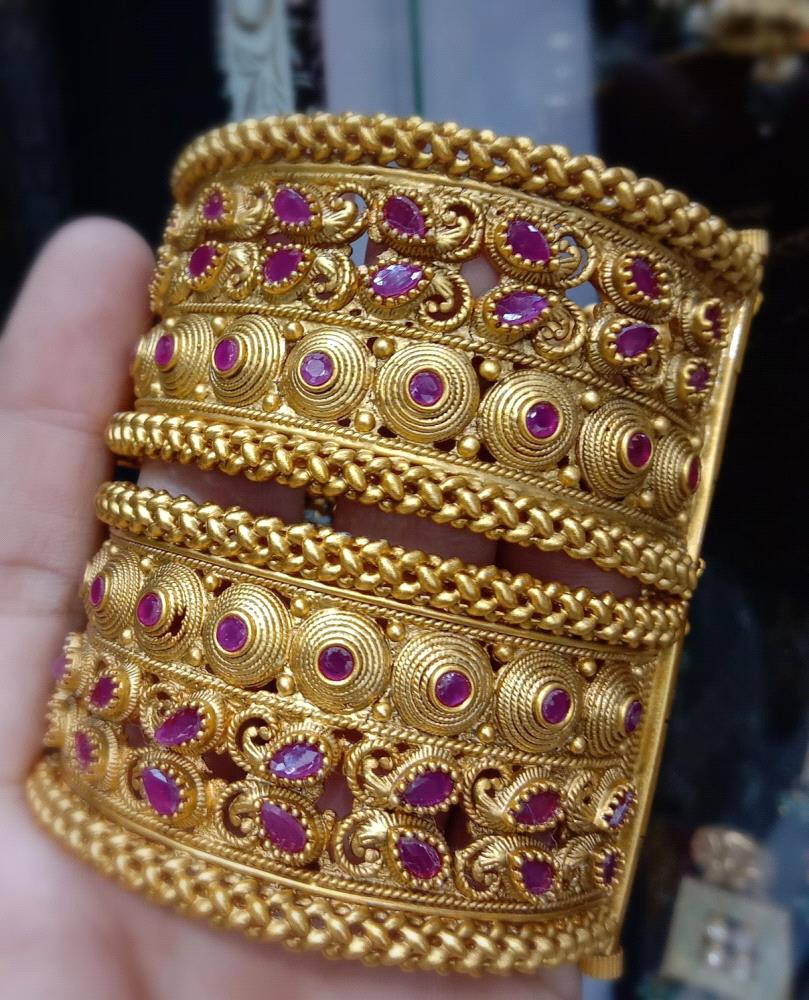 Bangles

Set of 2

Price: Rs.3999